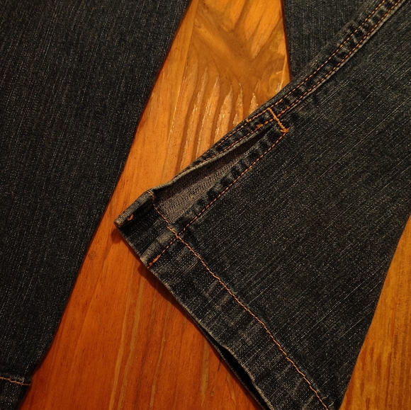 NWOT  women's Signature Levi's Classic Slim Capris - High Rise. - Picture 2 of 11